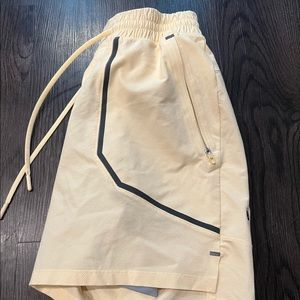 Lululemon License to Train Shorts w/ Liner (Yellow) Size Medium